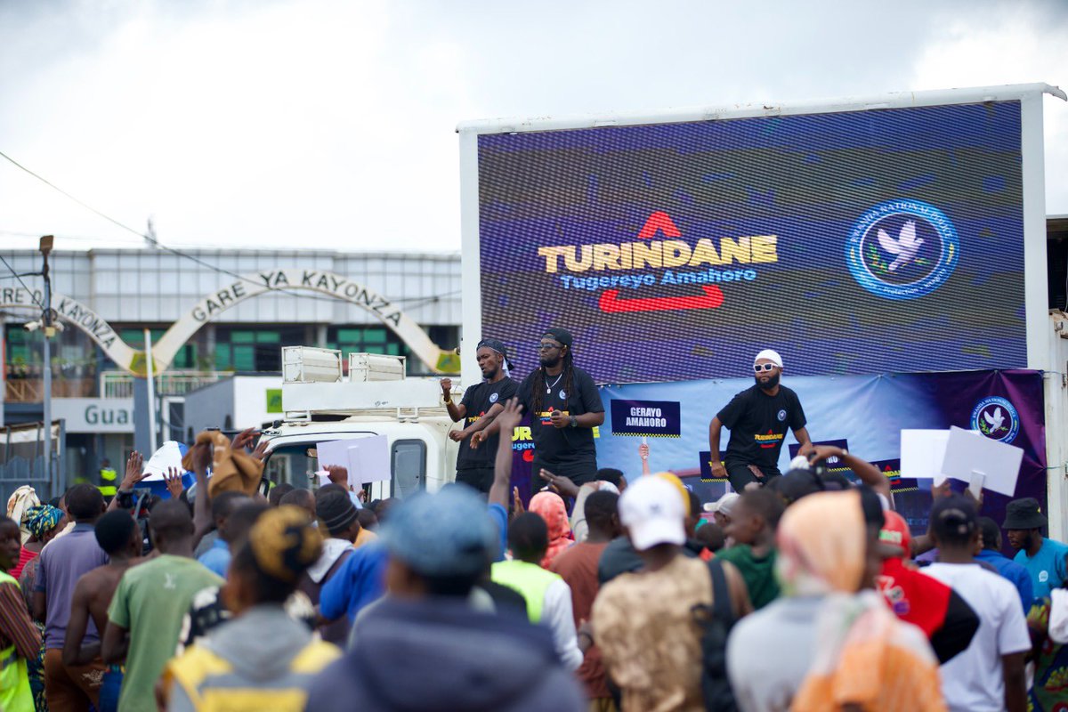 Polisi y’Igihugu yakomeje ubukangurambaga bwa ‘Turindane Tugereyo Amahoro’ mu gushishikariza abatwara ibinyabiziga, abagenzi n’abakoresha umuhanda muri rusange, kugenda neza mu muhanda mu kwirinda impanuka zahitana ubuzima bwabo.

Kuri uyu wa Gatanu, ubu bukangurambaga