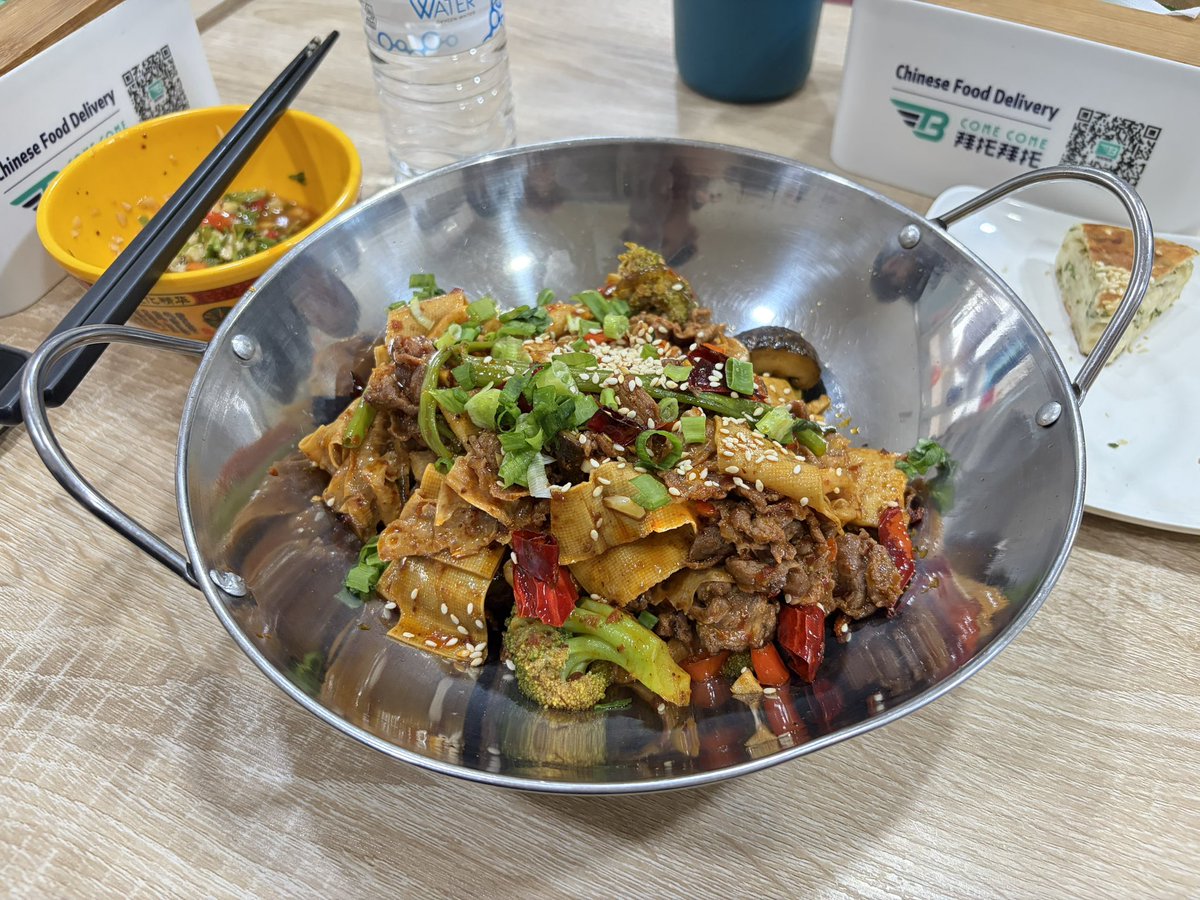 nicodeans's tweet image. nyobain seblak premium