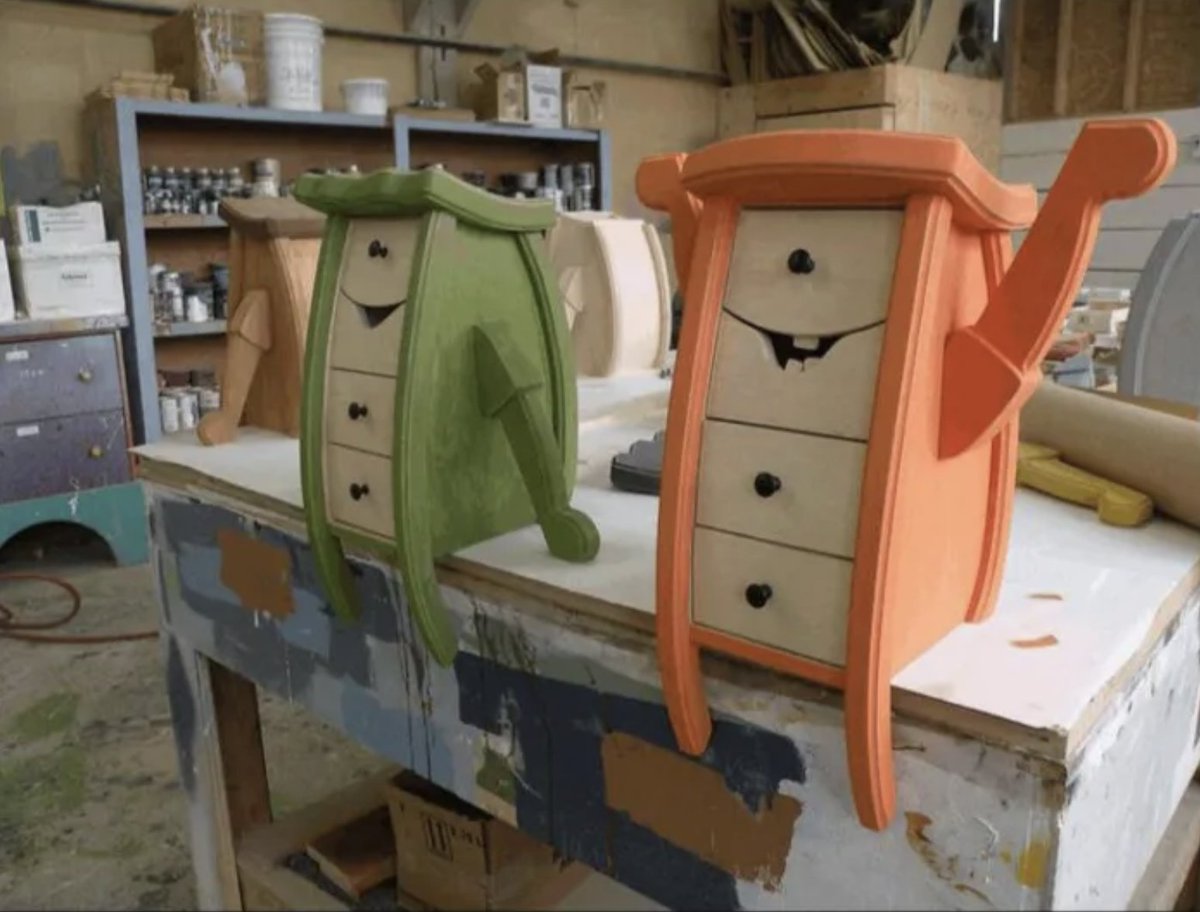 カナダ・バンクーバーのデザイナーであるジャドソン・ボーモント氏の制作したかわいい家具。アニメのワンシーンに登場しそうなキャビネットで、見ているだけでハッピーに。デザインがユニークなだけでなく実用的なこともポイント🪑