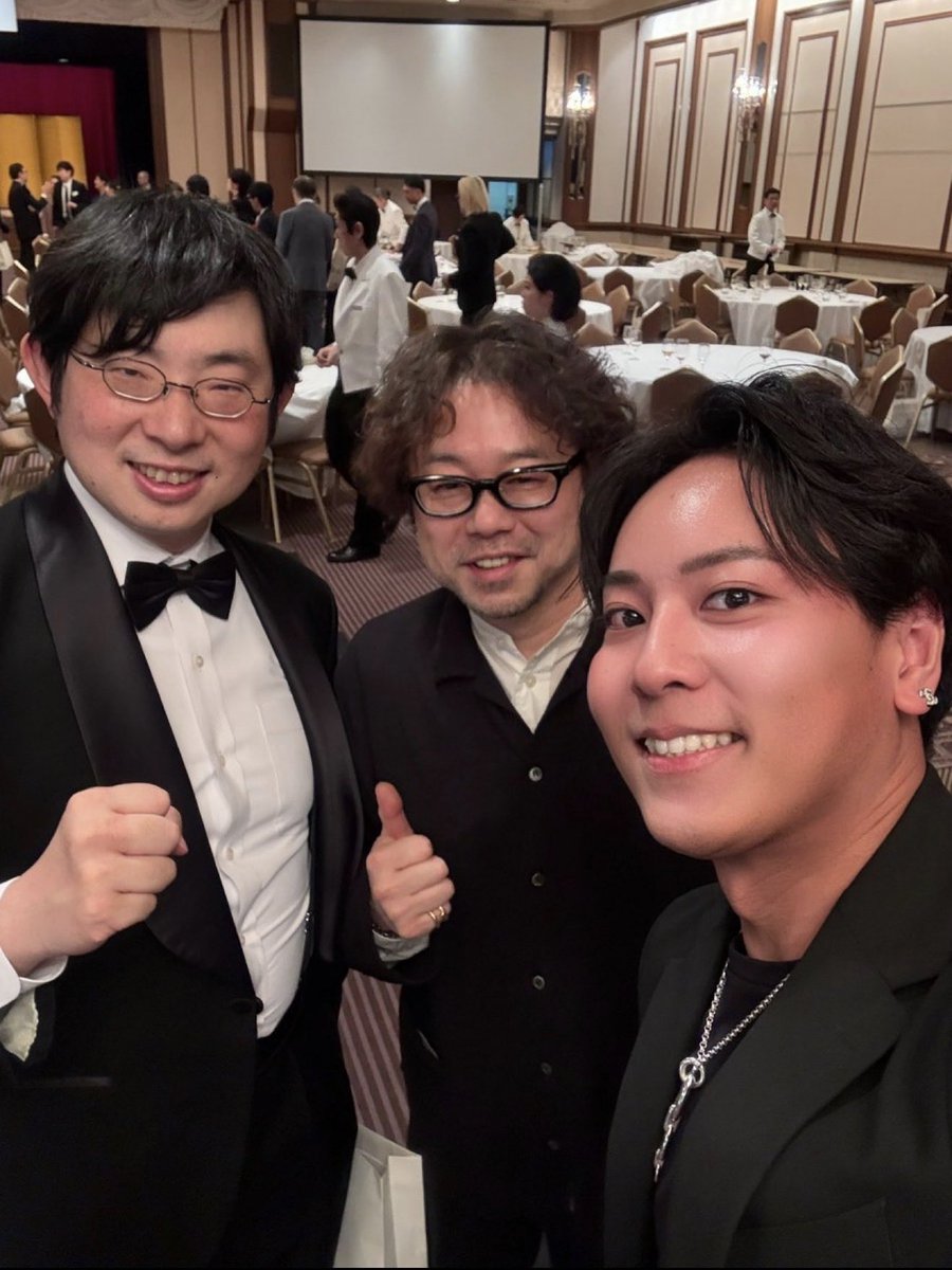 SuBira_DAMO's tweet photo. あけましておめでとうございます！🌅
 
先日さらっと投稿しましたが、そういえば新年の挨拶がなかったですね！💦
酔っ払ってたので😅
 
帝国ホテルで開催された新年会の一コマ。
JPYCの岡部さんと！✨
 
さぁ、今年はもっと面白くなるぞ！！😆🚀 https://t.co/Btuj9SRHoN