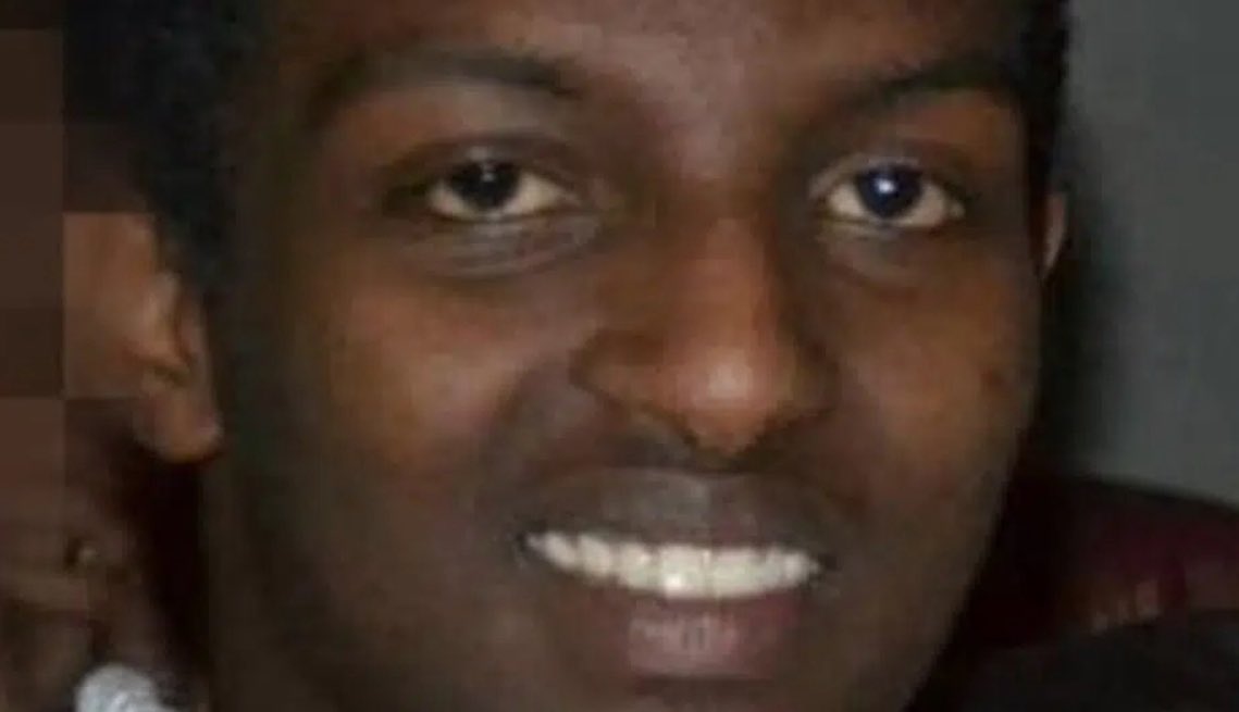 En 2012, el solicitante de asilo somalí en Dinamarca, Ahmad Omar Mohamed, arrastró a una niña danesa de 10 años hasta unos arbustos y la violó mientras le ponía un cuchillo en la garganta.
Un tribunal lo condenó a prisión y a ser deportado de Dinamarca, pero el Tribunal Superior