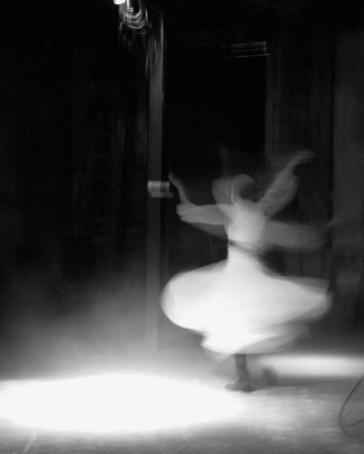 الله لا يختبر قدرتك على الاحتمال،
بل قدرتك على الثقة
وأنت لا تفهم.

— جلال الدين الرومي