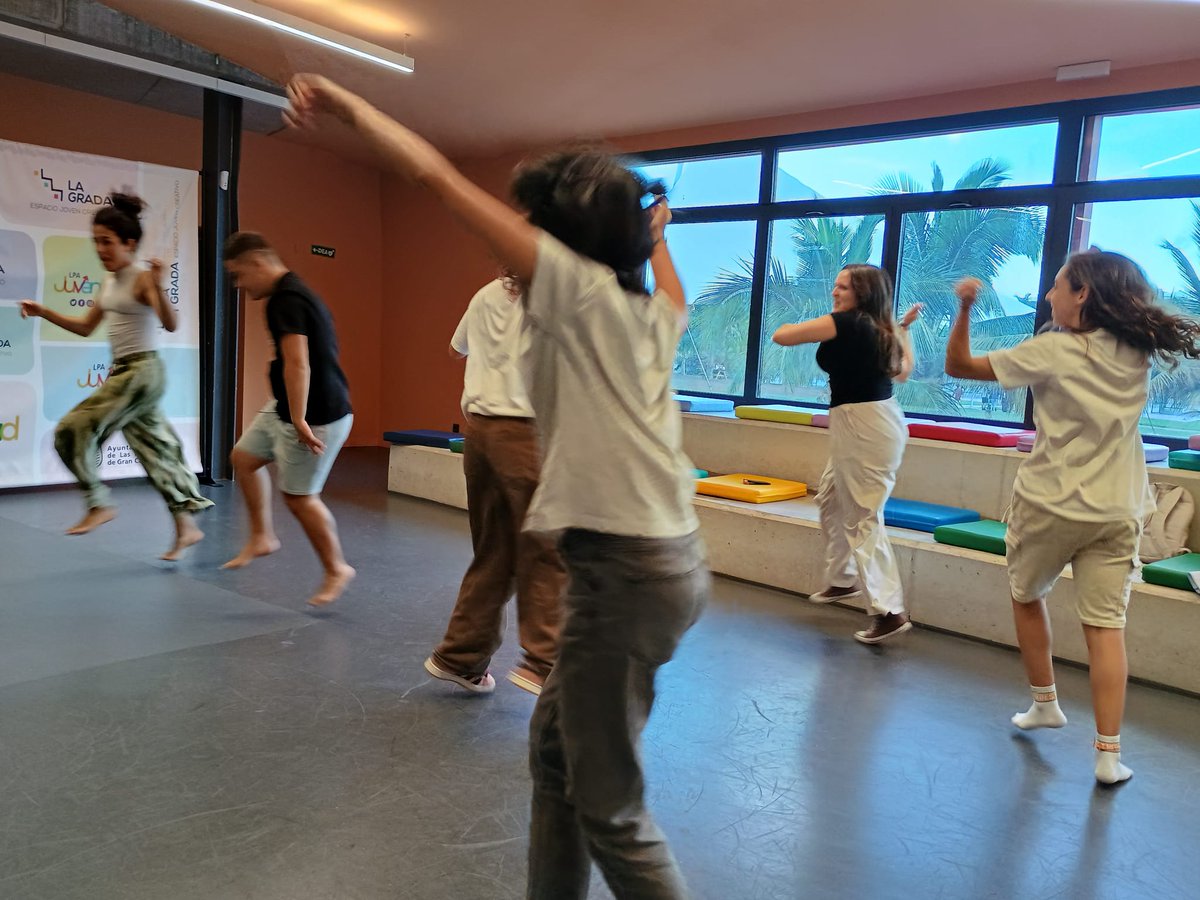 #GranCanaria 🎭 Cerramos el año de la #red_teatrosconmojo sentados a la vera del abuelo, tras mucha fiesta de la abuela y de la juventud, recordando el camino recorrido.

Ya ha llegado enero y pronto volvemos 

<a href="/SocialGobCan/">Social GobCan</a> 
<a href="/LPAJuventud/">LPA juventud</a> 
<a href="/ParticipaGC/">participaGC</a>