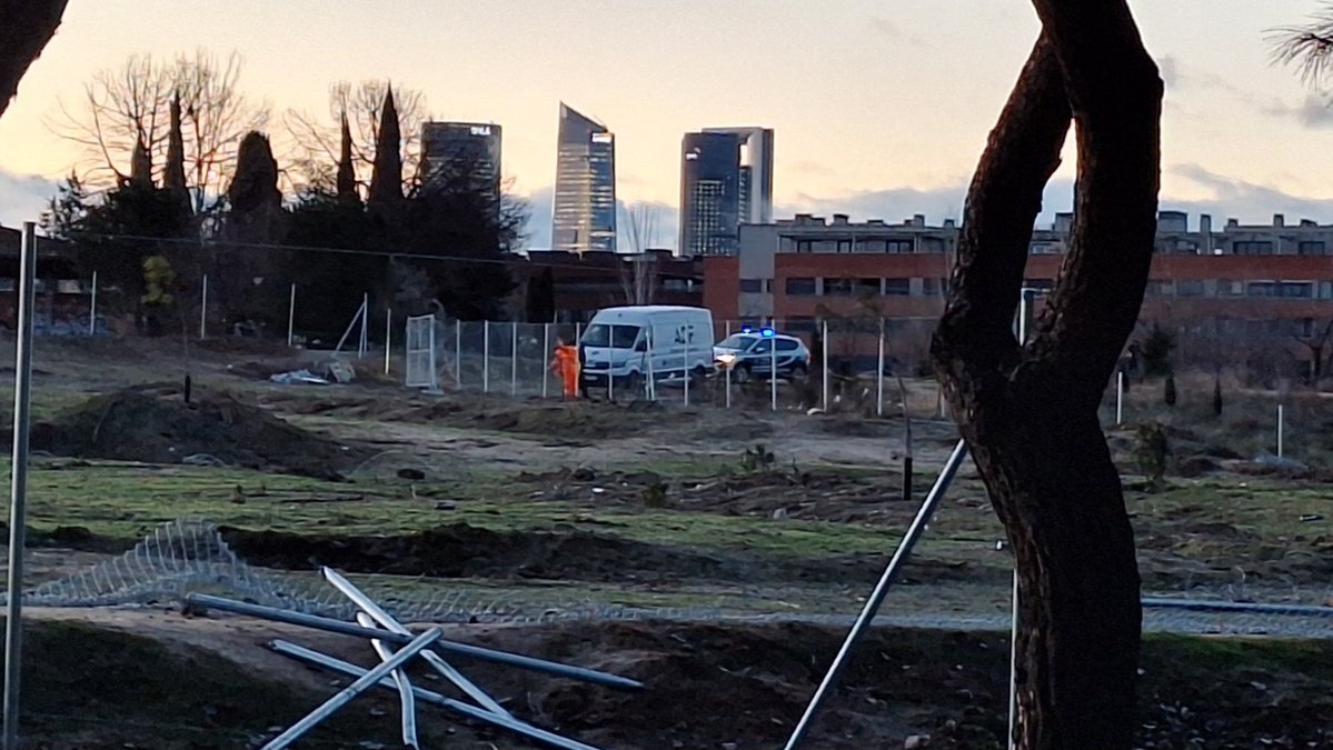 AVMontecarmelo's tweet image. Ahora el Ayto @AlmeidaPP_ @bcarabante @Mtnezparamo INVADEN con su valla para su #MegaCantón hasta el "Parque Lineal de #Montecarmelo" que tanto publicitan (lo prueba su propio plano)‼️

Otra #TomaduraDePelo dnd ya mataron + de 200 árboles para el #CantónINDUSTRIAL prohibido