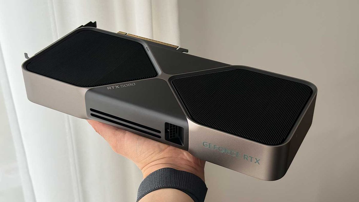 Как пишут СМИ, запуск линейки RTX 50 Super от NVIDIA отложили на неопределённый срок, и не факт, что она теперь вообще выйдет.

Причина не только в кризисе с памятью, но и в том, что AMD также не планирует выпускать новые видеокарты в 2026 году

dtf.ru/hard/4711256