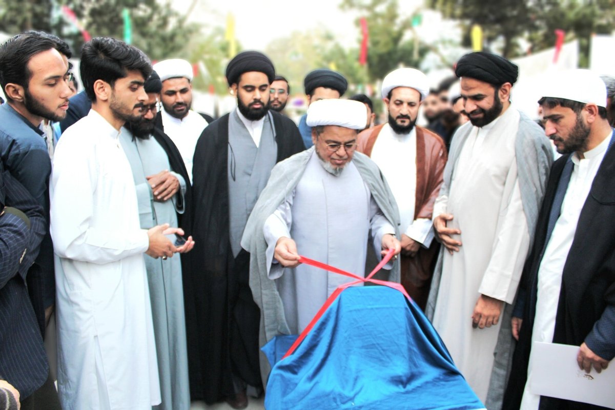 کراچی 📷:
سیکرٹری جنرل شیعہ علماء کونسل پاکستان و چیئرمین زہرا (س) اکیڈمی، پاکستان حجتہ الاسلام میثم ملت علامہ ڈاکٹر شبیر حسن میثمی حفظہ اللہ نے جامعہ المصطفی العالمیہ کے سالانہ صوبائی کتب رونمائی میلے کا خصوصی دعوت پر دورہ کیا چیئرمین صاحب کی آمد پر طلباء جامعہ نے استقبال کیا