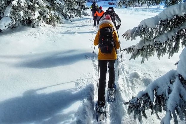 Try snowshoeing and discover winter in a completely different way.
Gentle steps through snow-covered forests and the silence of the mountains make this activity a perfect choice for those who want to stay active while enjoying nature at an unhurried pace. 
📷 Snowshoeing Serbia