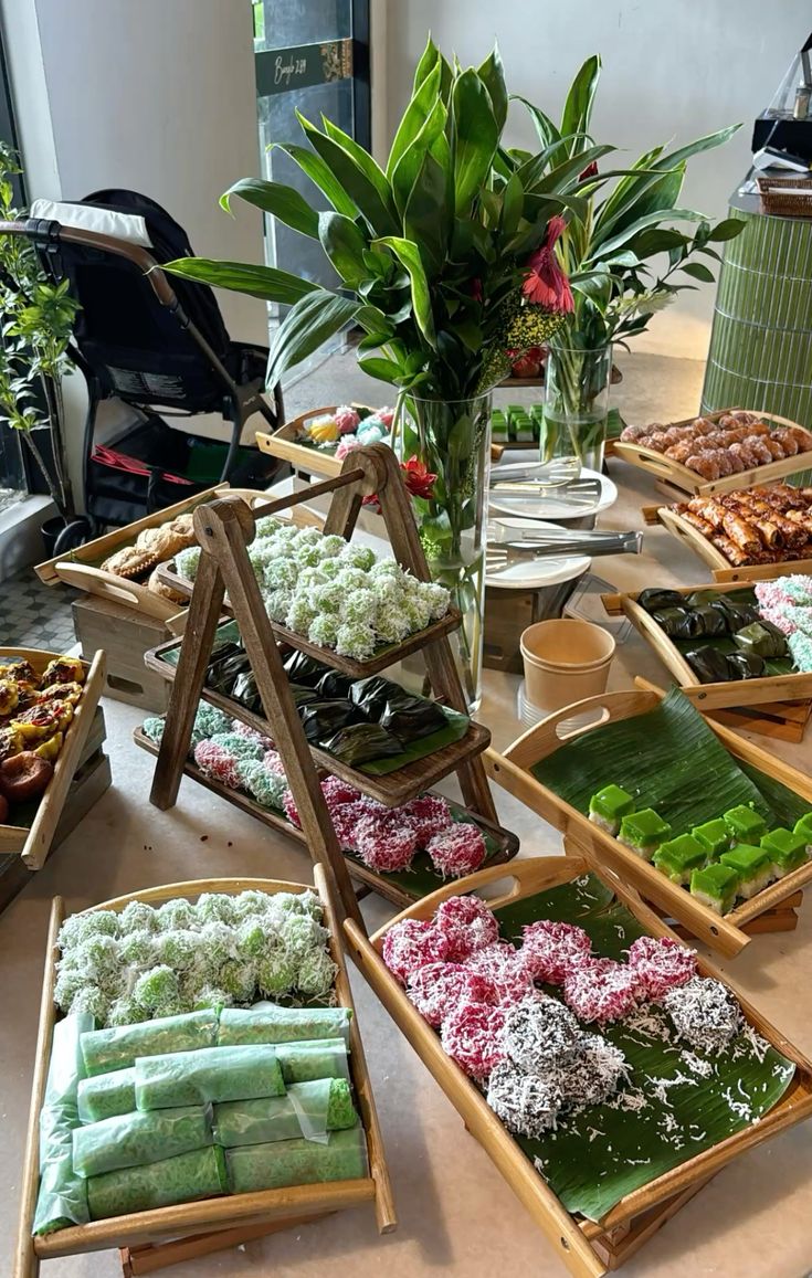 ADHlNATA's tweet image. Di ruang keluarga tersaji jajanan-jajanan pasar yang baru dibuat oleh Eyang Jingyi dan Eyang Sukma, ada juga es dawet dan es jeruk tersaji di meja. 

Sambutan hangat diberikan untuk cucu-cucu Eyang yang pulang ke rumah tua.