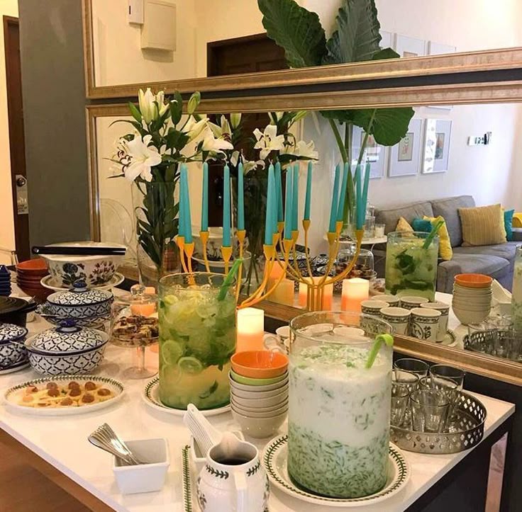 ADHlNATA's tweet image. Di ruang keluarga tersaji jajanan-jajanan pasar yang baru dibuat oleh Eyang Jingyi dan Eyang Sukma, ada juga es dawet dan es jeruk tersaji di meja. 

Sambutan hangat diberikan untuk cucu-cucu Eyang yang pulang ke rumah tua.