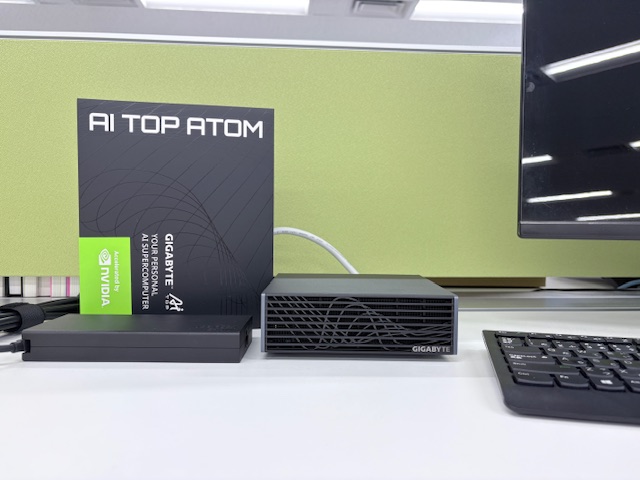 GDEPsolutions's tweet photo. 昨日のDGX Sparkに続いて、今日はGIGABYTE AI TOP ATOMを置いてみました。
サイズはDGX Sparkとほぼ同じ。
左にあるのはACアダプターなんですが、アダプターのほうが大きく見える…！
#GIGABYTE #AITOPATOM https://t.co/cACr4H8AQb