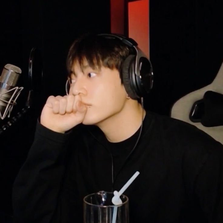 silenvoid's tweet image. good morning, regulars.

still sick, getting somewhat better, however...your guy lost his voice and now sounds like a teen boy going through puberty. (i have laughed about it for like 10 minutes after waking up)