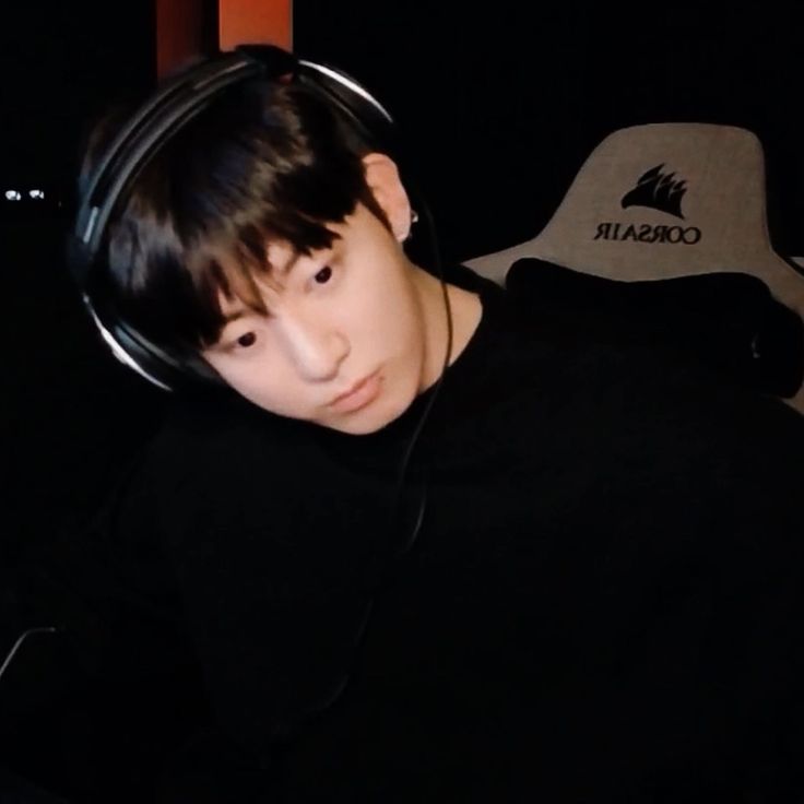 silenvoid's tweet image. good morning, regulars.

still sick, getting somewhat better, however...your guy lost his voice and now sounds like a teen boy going through puberty. (i have laughed about it for like 10 minutes after waking up)