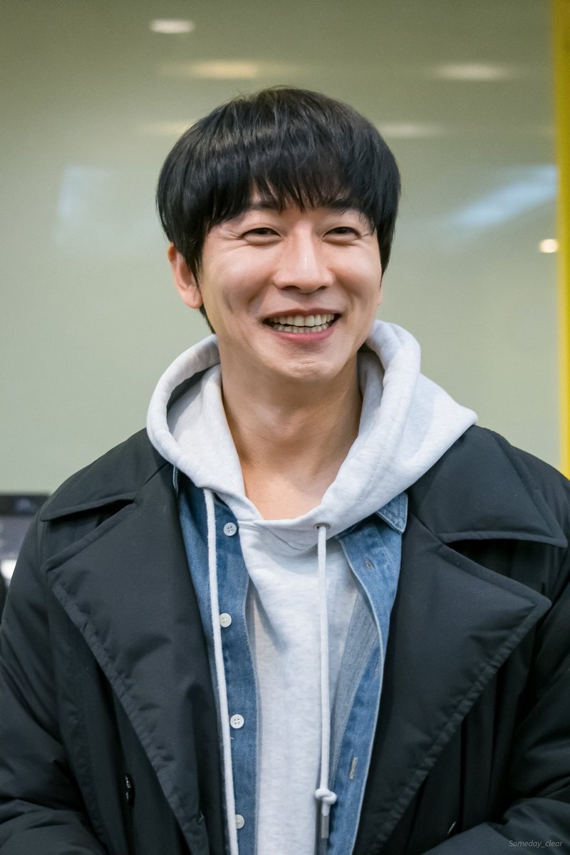 250125
어제의 시는 내일의 노래가 될 수 있을까 : 퇴근길 :)

성태준 배우님 :)

😁