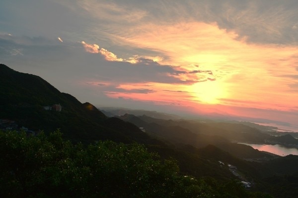 ／
初夢フェア2026🎍対象商品❗️
🇹🇼夕暮れから夜景まで九分をたっぷり満喫の旅
＼

👉今なら10％OFF🈹👈
観光客が増える夜の時間帯を避け、九分が最も美しく変化する黄昏時から3時間ゆったりと九分老街を散策🏮

➡️activities.his-j.com/TourLeaf/TPE02…