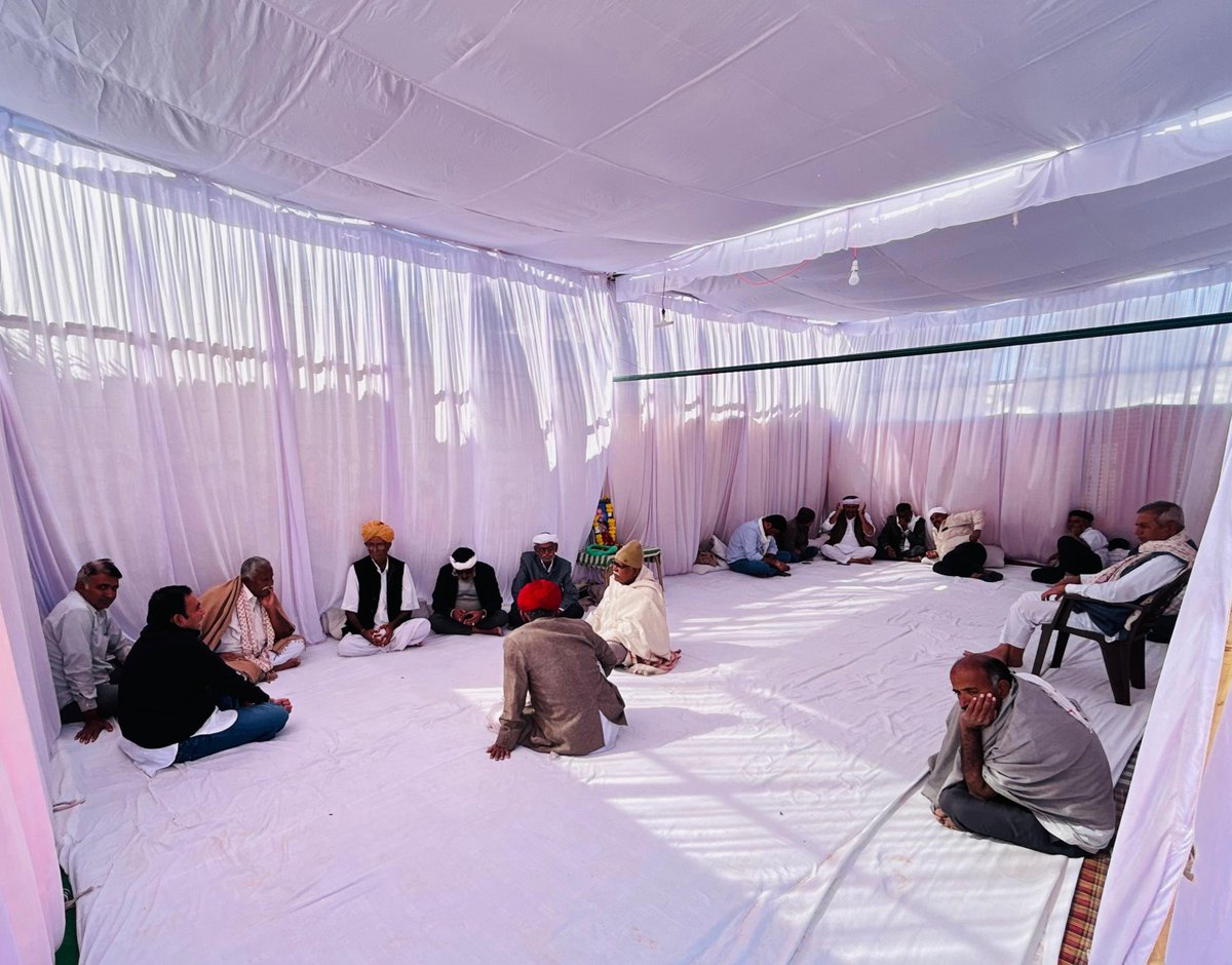 बाड़मेर शहर में समुद्रसिंह शिवकर के स्वर्गवास उपरांत उनके निवास पहुँचकर परिवारजनों से भेंट कर शोक संवेदनाएं व्यक्त कीं।

ईश्वर दिवंगत आत्मा को शांति प्रदान करें और शोकाकुल परिजनों को इस दुःख की घड़ी में धैर्य व संबल दें। #Barmer