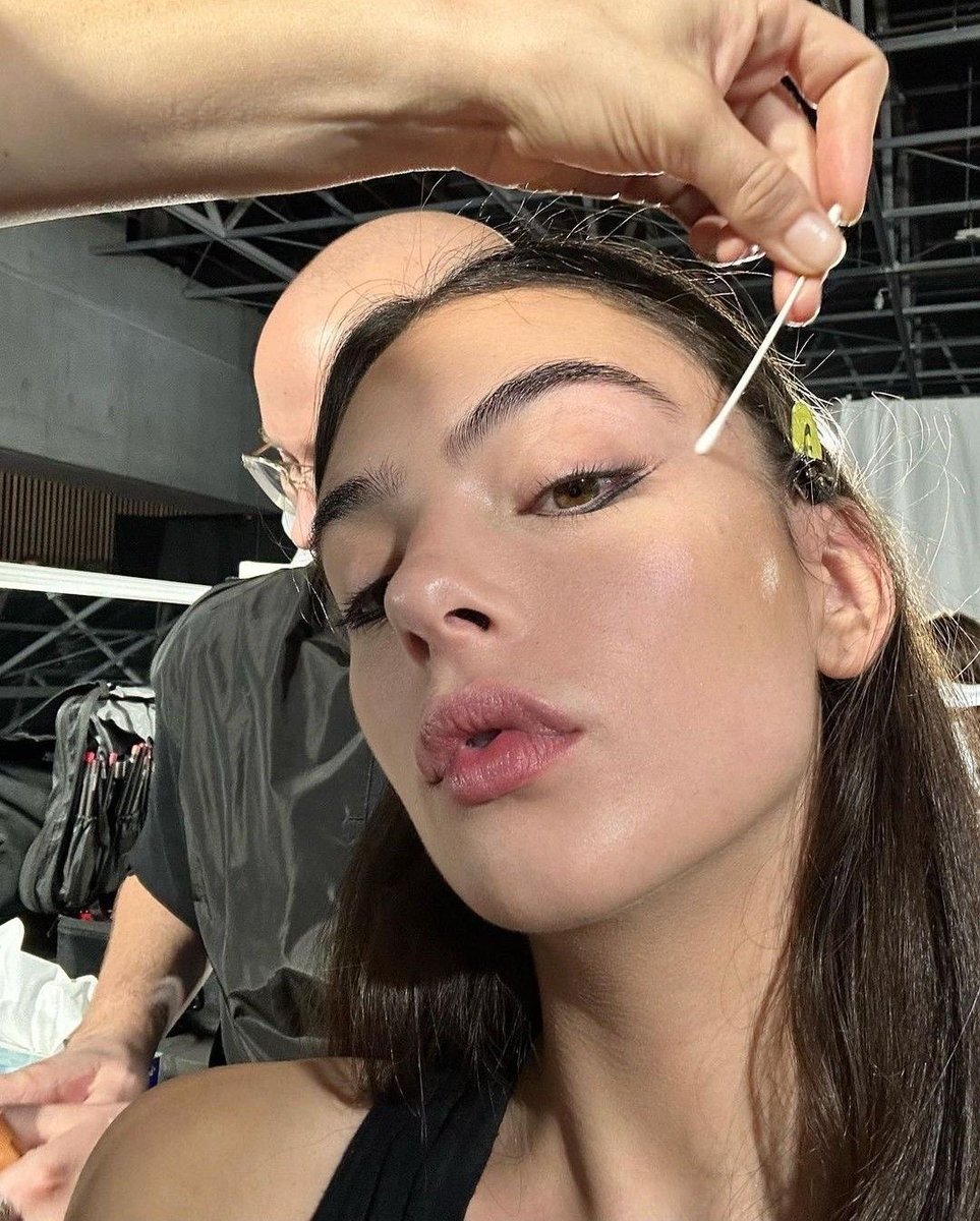 devasell's tweet image. getting my face and mood ready for the day !! tell me, do you plan your look or let it happen?