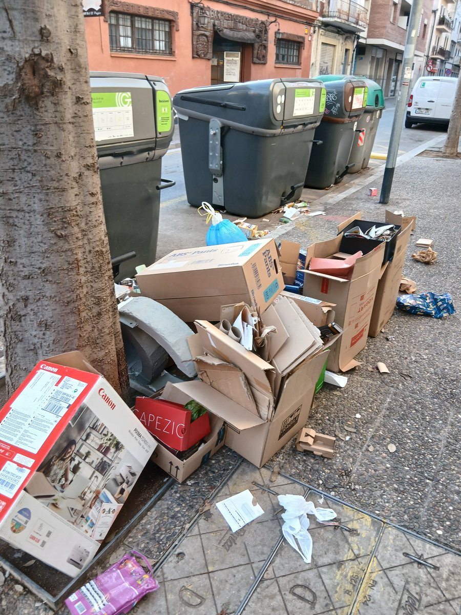 Carrer de la Rutlla i carrer Migdia avui.
Els contenidors son buits com pertoca,però si no hi ha ningú recollint el que no entri als contenidors.