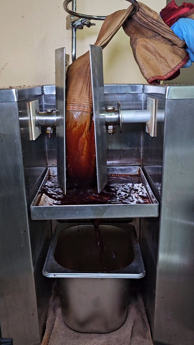 Payunbud's tweet image. ร้านชาไทย ที่ใช้การแช่ชากับน้ำระดับ..
โคตรข้น และใช้การหีบบบ ชา   ไม่ใช่การกดแบบเครื่องเอสเพรสโซ่ ไม่ใช้การต้มชา(มันฝาด) คนหาดใหญ่ทำร้านเอง!!!

เดี๋ยวมารีวิวน้า 
ชื่อร้าน "นอน ตอน ไหน?" 😂
เจ้าของร้านน้ำท่วมที่หาดใหญ่5เมตรหมดบ้าน เลยมาช่วยรีวิวจ้า ชาเข้มมาก มี3ระดับหัวชาให้เลือก