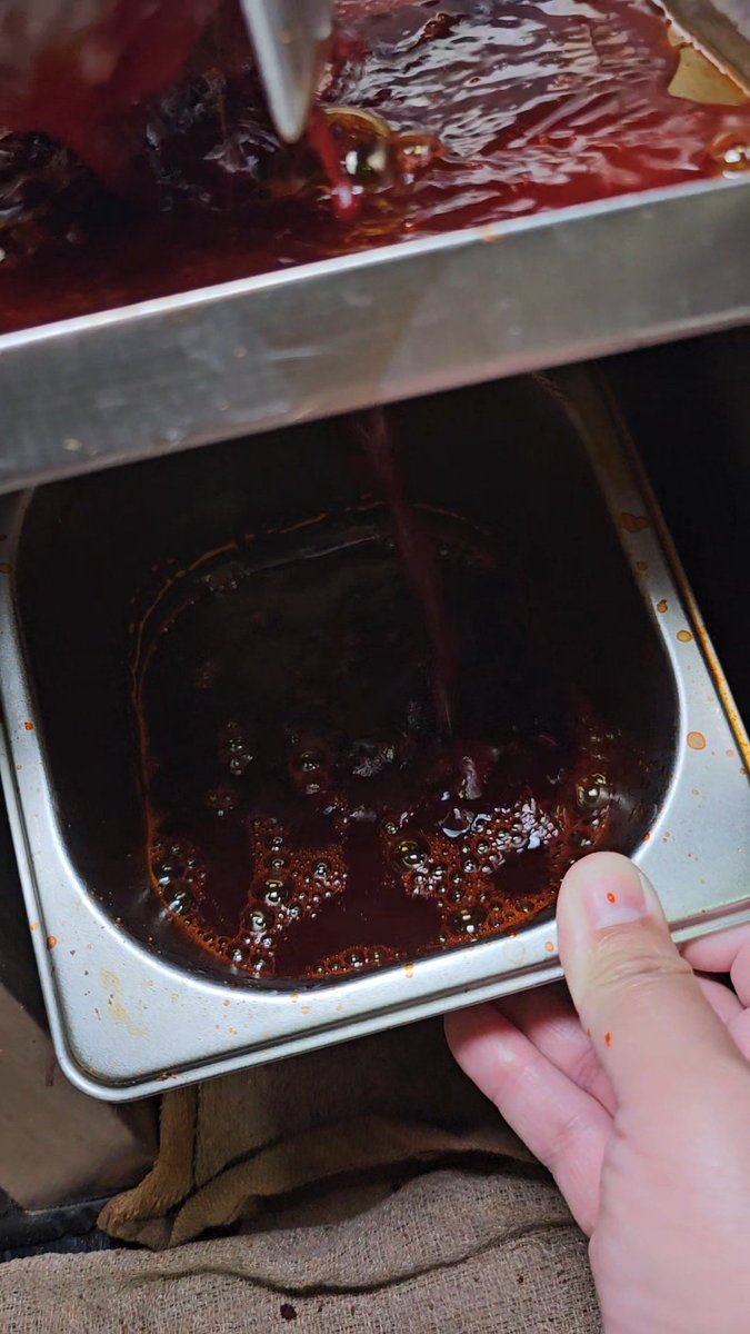 Payunbud's tweet image. ร้านชาไทย ที่ใช้การแช่ชากับน้ำระดับ..
โคตรข้น และใช้การหีบบบ ชา   ไม่ใช่การกดแบบเครื่องเอสเพรสโซ่ ไม่ใช้การต้มชา(มันฝาด) คนหาดใหญ่ทำร้านเอง!!!

เดี๋ยวมารีวิวน้า 
ชื่อร้าน "นอน ตอน ไหน?" 😂
เจ้าของร้านน้ำท่วมที่หาดใหญ่5เมตรหมดบ้าน เลยมาช่วยรีวิวจ้า ชาเข้มมาก มี3ระดับหัวชาให้เลือก