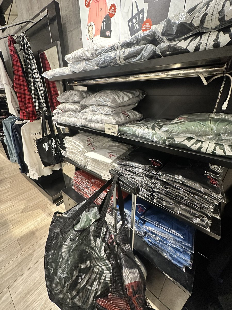 BBKSHOP_PH's tweet photo. I’m back at pop up! The zip up hoodie gray is now available, yesterday sold out sya huhu https://t.co/DC42bTZewy