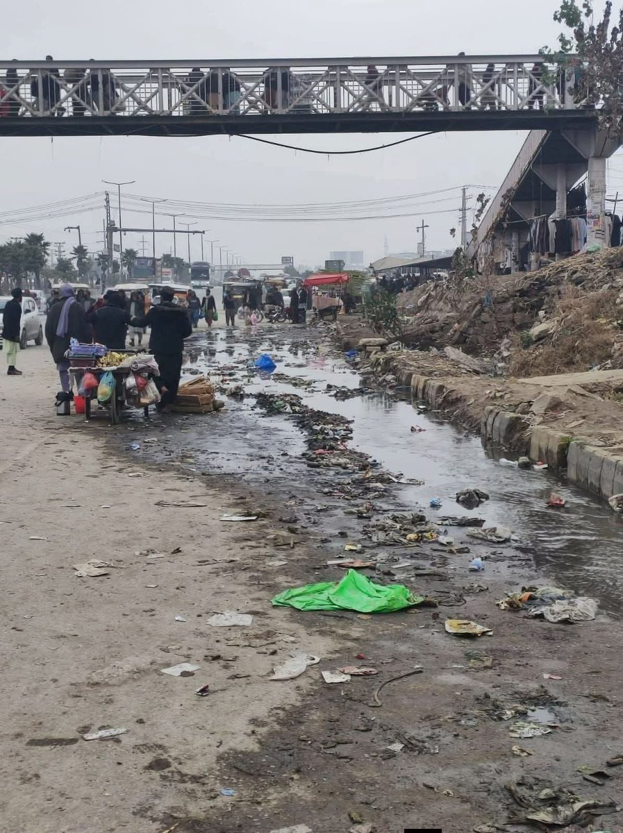 Badass1ZQ1's tweet image. پنجاب کے سب سے بڑے  شہر راولپنڈی کا منڈی موڑ / بس اڈہ
صاف ستھرا پنجاب