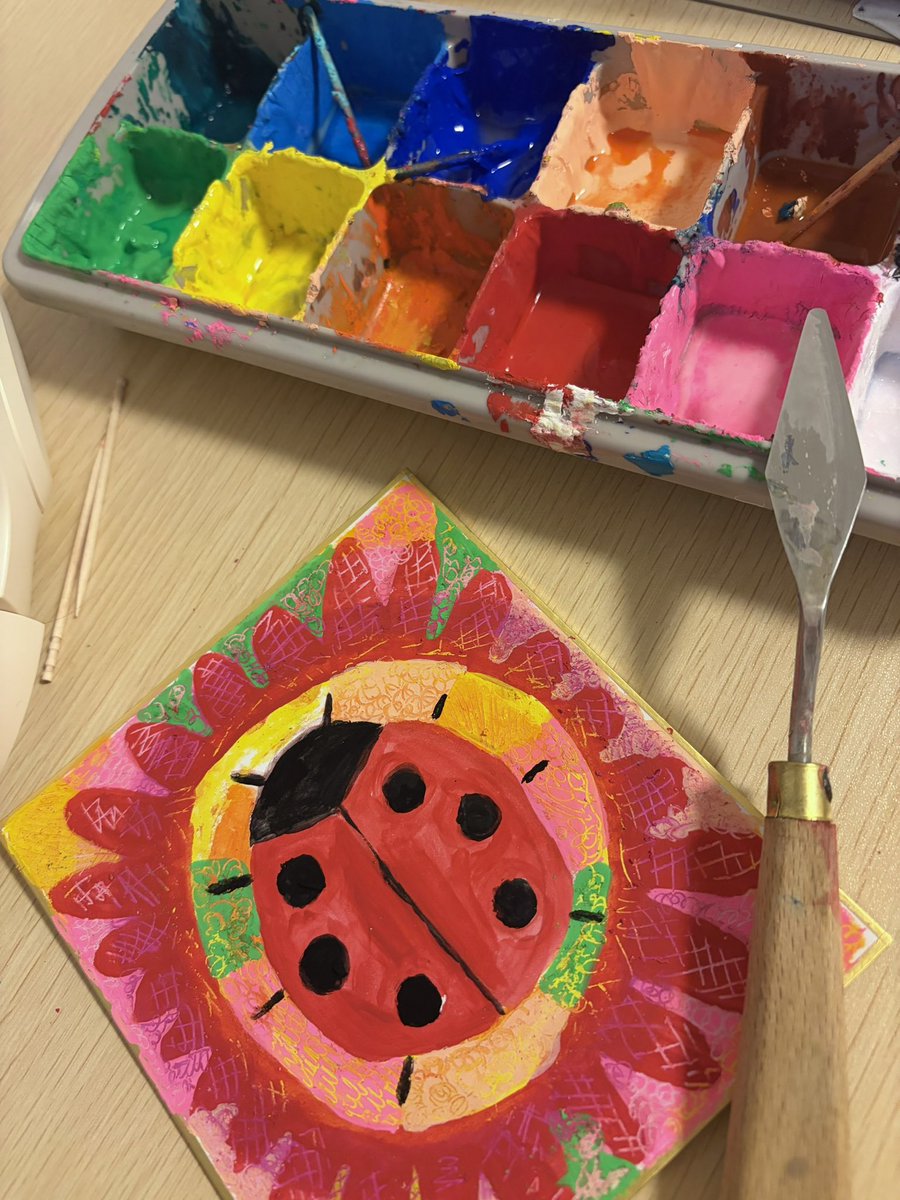 朝5時。スクラッチで表情をつけた背景に、一筆ずつ絵の具を置いて「てんとう虫」を描きました。
博多へ越して3ヶ月。出勤前のこの #朝活 が、一日を始める元気になっています。
 #スクラッチアート #てんとう虫　#絵描きさんと繋がりたい　#アート好きさんと繋がりたい