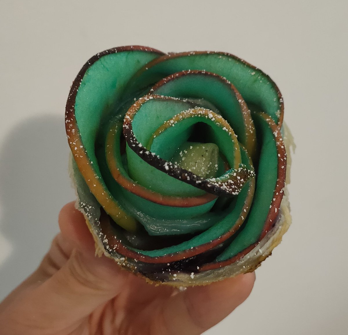 duegiridoliomr's tweet photo. リンゴの花びらが付いた青いバラ 💙🌹

#cake #marcorapo #chef #rosecake #food https://t.co/fFeqPXX2z3
