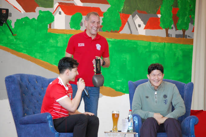 iMiaSanMia's tweet image. During his fan club visit on Sunday, Kim Min-jae dismissed rumours that he's considering leaving Bayern: "The thought of a transfer never even crossed my mind", he told the fans. Kim also said that he feels comfortable in Munich, that the club welcomed him warmly since he arrived…