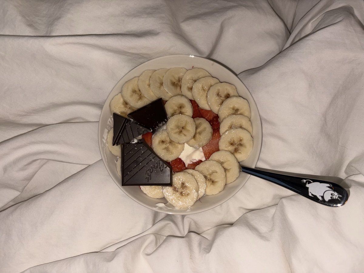 neverhme's tweet photo. breakfast and i’m letting myself eat more cause i’m on my period

greek yoghurt, 3 strawberries, 1 banana, some dark chocolate and a pinch of sugar https://t.co/DmOGC1H72V