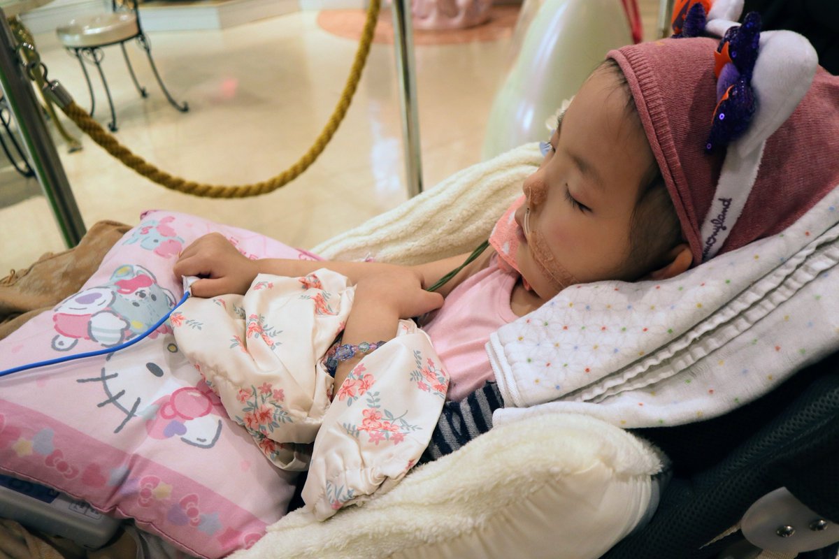 【知ってほしい、小児がんのこと：小児がんってどんな病気？】
小児がんは15歳以下の子どもがかかるさまざまな悪性腫瘍の総称です。毎年約2500人の子どもが発症しており、その数は日本人のがん患者の1パーセント程度と極めてまれな病気です。