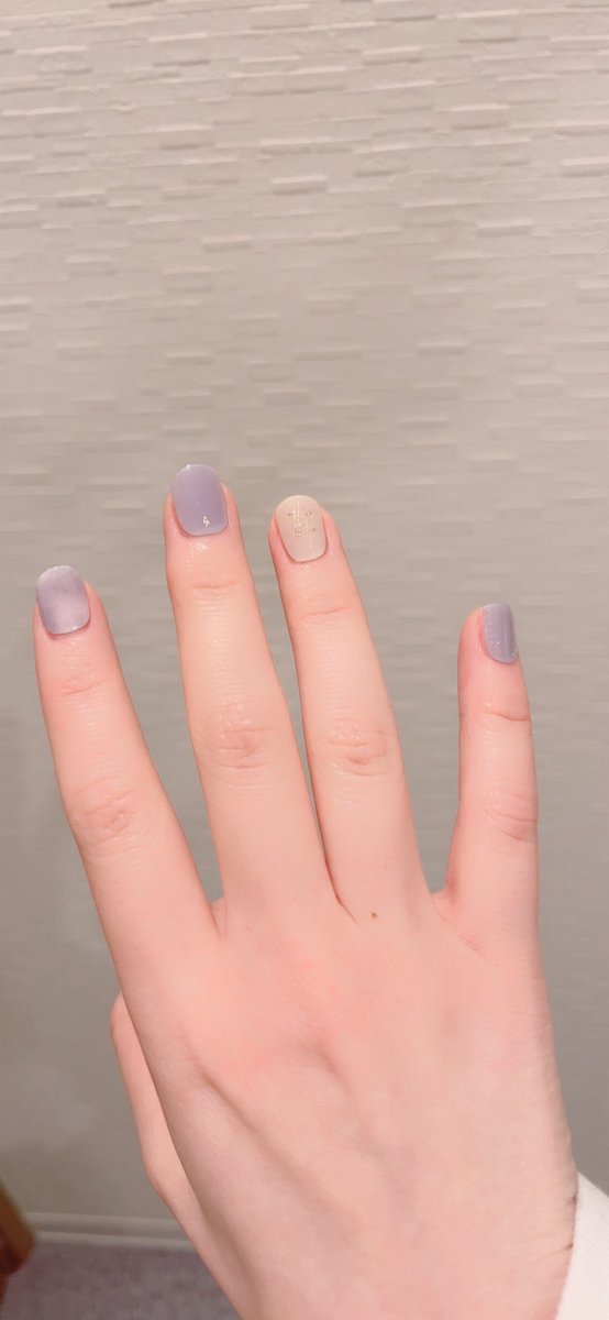 ネイルを変えた。前と同じUVライトで硬化させるネイルシール🌫️