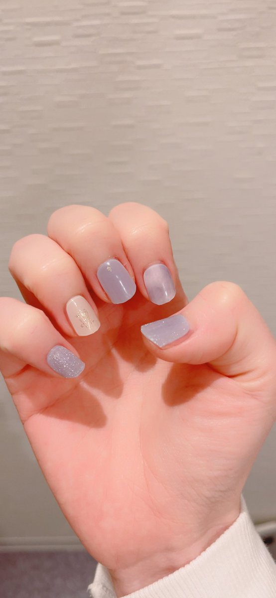 ネイル硬化 ネイルを変えた。前と同じUVライトで硬化させるネイルシール🌫️