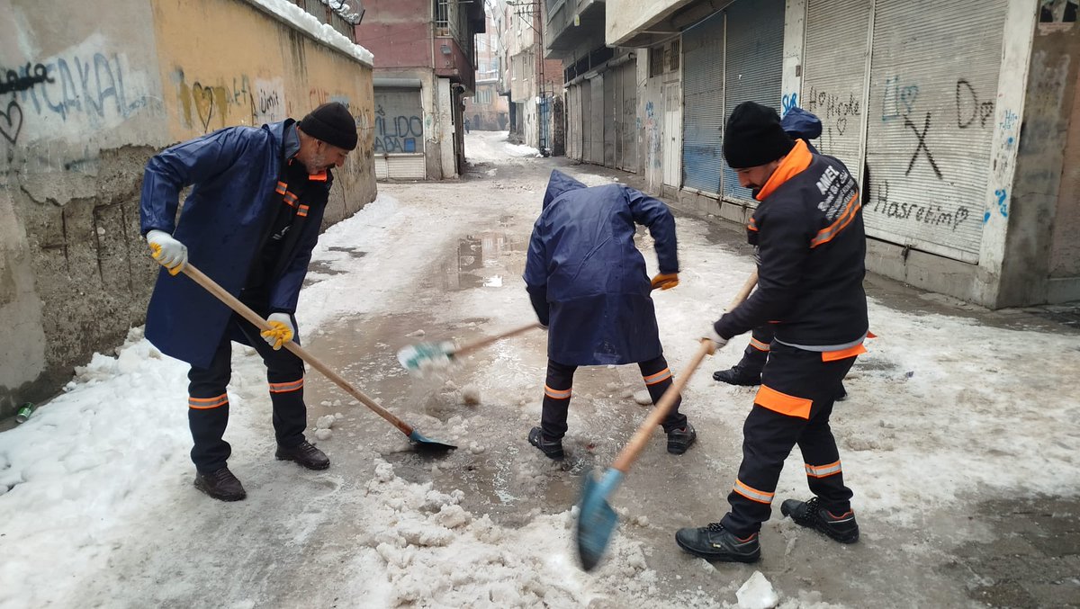 Sur’da Mazgallarda Temizlik Çalışması

🌧️ İlçemizde etkili olan yağışlara karşı önlem almak amacıyla, ekiplerimiz Büyükşehir Belediyesi Çevre Koruma çalışanları ile birlikte ızgara ve mazgallarda temizlik çalışmalarını aralıksız sürdürüyor.

Yürütülen çalışmalarla yağmur