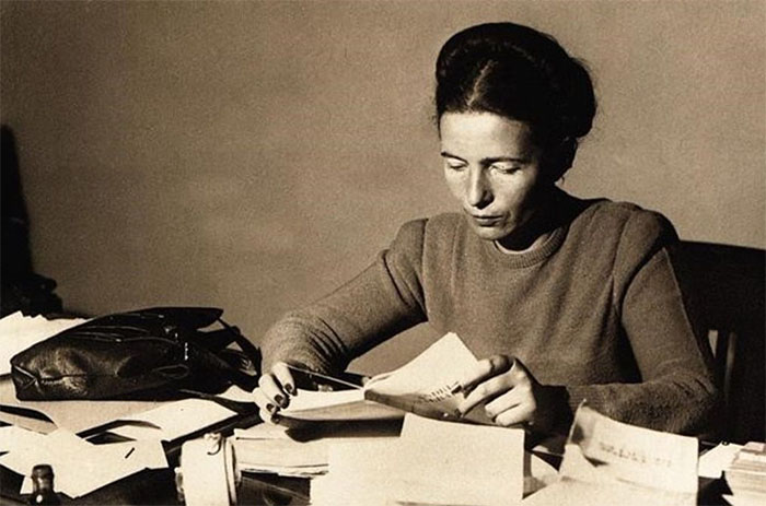 HistoryMattersX's tweet photo. @NoemiEsquerre 🇫🇷 #SimoneDeBeauvoir #Quote 

«L'oppresseur ne serait pas aussi puissant s'il n'avait pas de complices parmi les opprimés eux-mêmes.»

"The oppressor would not be so strong if he did not have accomplices among the oppressed themselves."

#BOTD #9Jan #Née

https://t.co/dZuLawheIS https://t.co/gkCDUGiasD