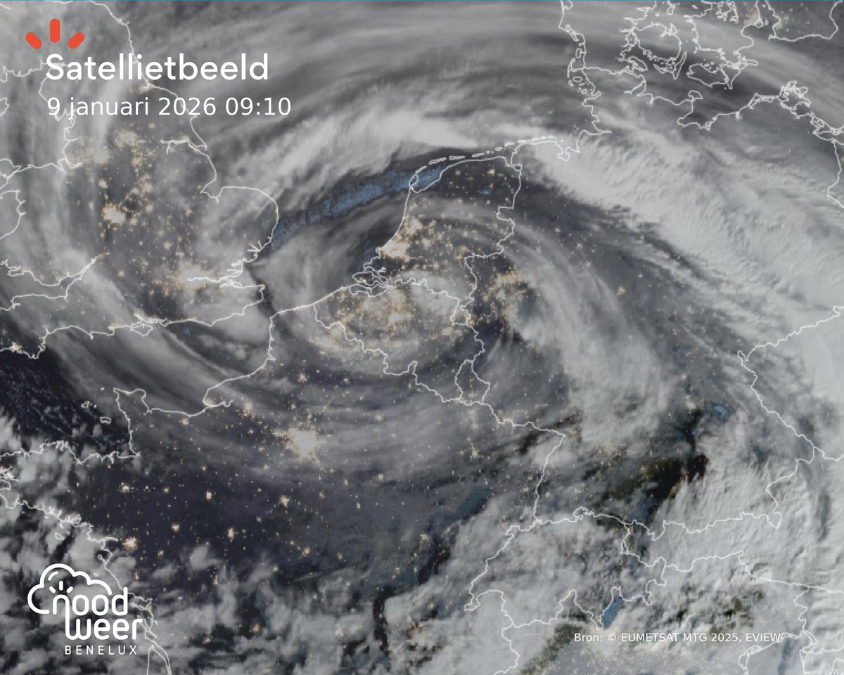 Dit satellietbeeld zie je ook niet elke #dag. Storm #goretti vanuit de lucht. Bekijk de animatie op onze website. De kern van lagedruk ligt momenteel boven het noorden van België. Allerlei weertypes zoals #windstoten, #regen en #wind zijn te detecteren in <a href="/weerflash/">Weerflash</a> Bekijk