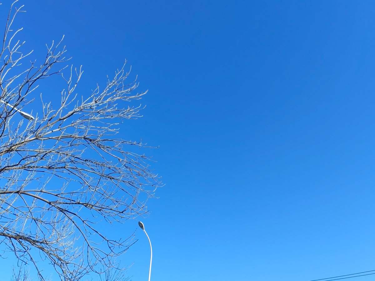 这个天空好蓝，好喜欢，心情好一点了。