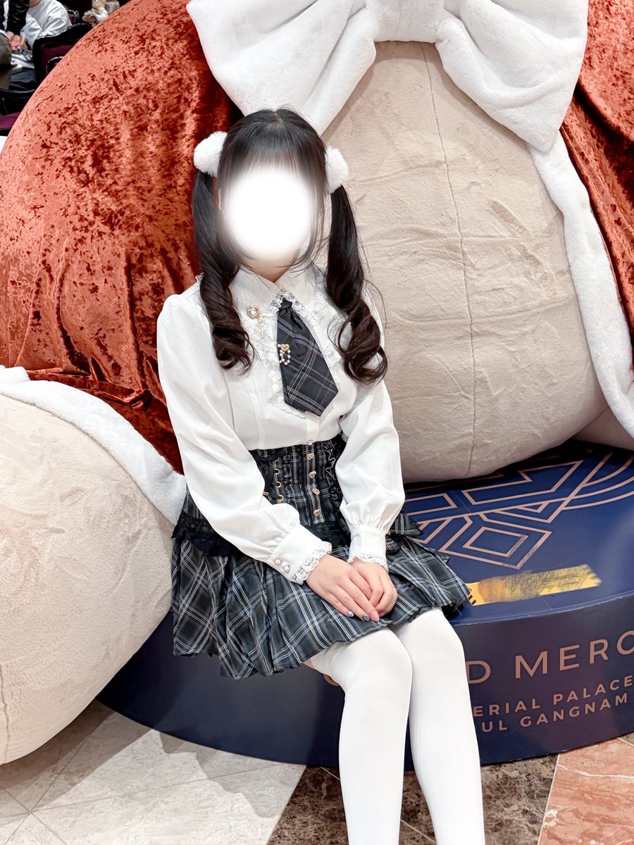 시허니 블라우스에 리즈리사 스커트 매치한건데 귀엽죠!!