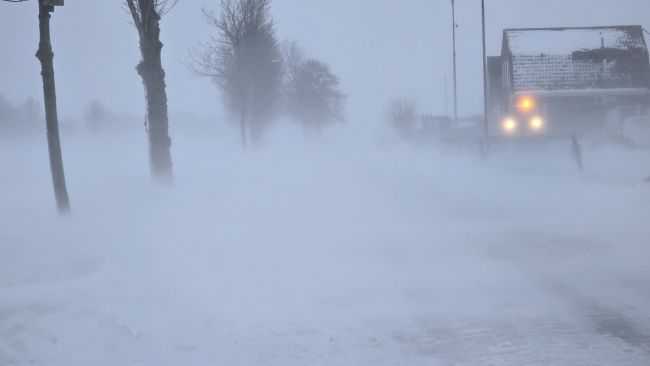 Vandaag Actueel Weer janvissersweer.nl/vandaag-actuee… Orkaanwinden geselen Kanaalregio: in het Franse departement Manche uitschieters tot ruim 180 km/uur. In ons land veroorzaakte GORETTI veel regen en in het noorden een sneeuwjacht (zie foto van Jannes Wiersema). Extreem koud in Finland:
