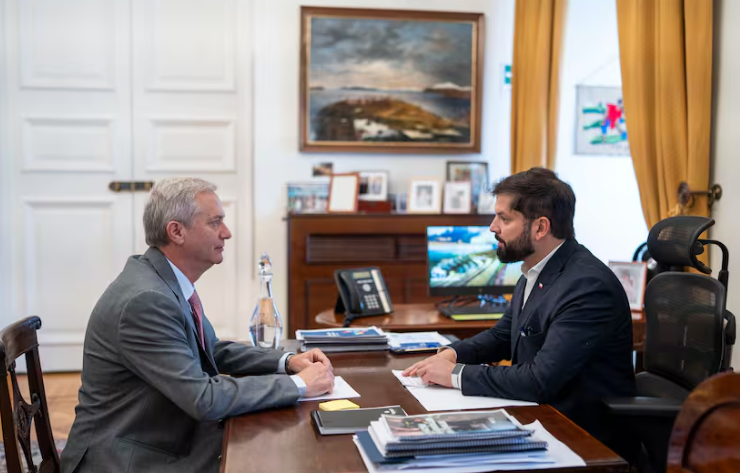 HQGatica's tweet photo. Kast ayer, lanzó un cobarde ataque al gobierno y al presidente Boric, en la reunión de ICARE.
Fue aplaudido por los empresarios allí presentes.
Anunció en hacienda a Jorge Quiroz, el padre de las grandes colusiones en Chile.
A Disfrutar del voto emitido! Se vienen tiempos peores! https://t.co/fpOerxDrcV