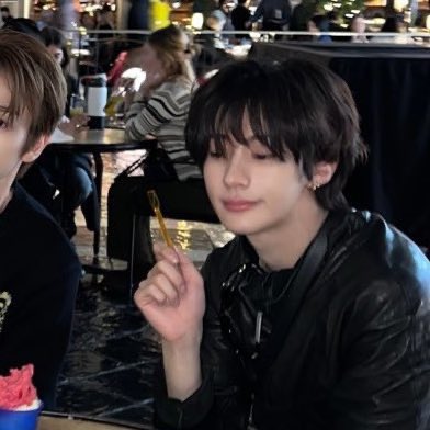 < 얘랑 사궛는대
                              연애하고 이렇게 됨>