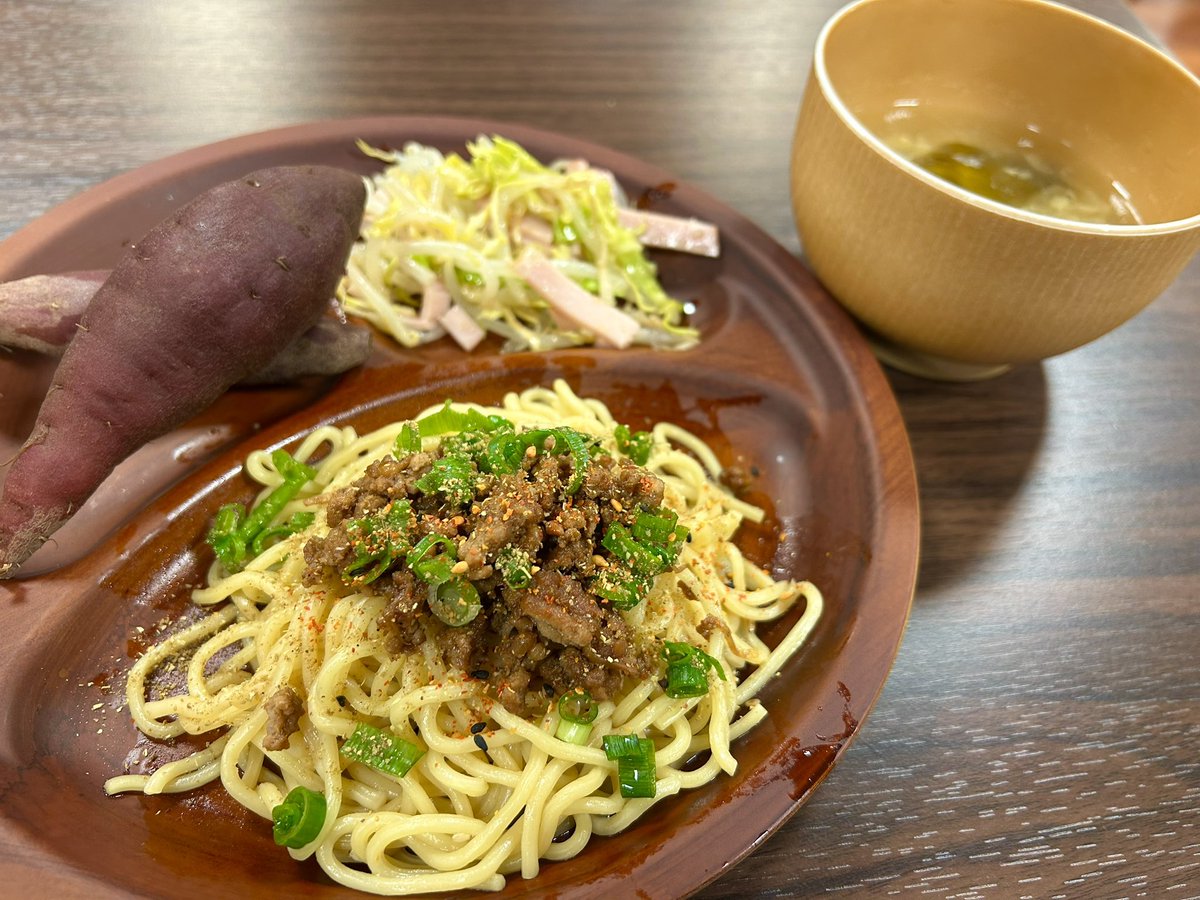 今日の #こどしょくのこんだて は！
・汁なし担々麺
・ハムとキャベツのサラダ
・かき玉スープ
・ふかし芋

です🙌
郷土料理の日！今回は広島県です💁‍♀️
本来は山椒が掛かっていてシビ辛の汁なし担々麺ですが、子どもたちが食べやすいように甘めの味付けになっています👀