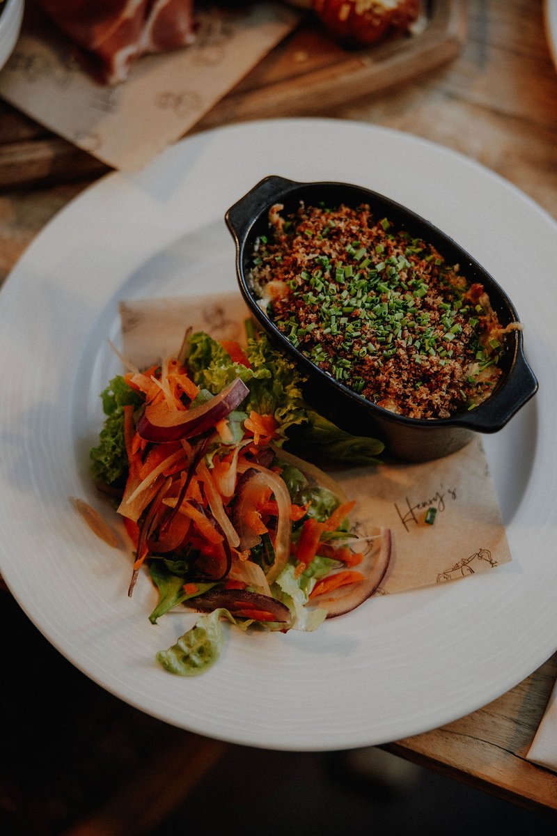 There's an #awardwinning #pub on your doorstep when you moor at the Beaulieu River - Henry's Pub at the Master Builder's House has won bronze in the Beautiful South Awards for Excellence. 

They're offering a new menu with 15% OFF for permanent #mooring holders.*

*Excl set menu