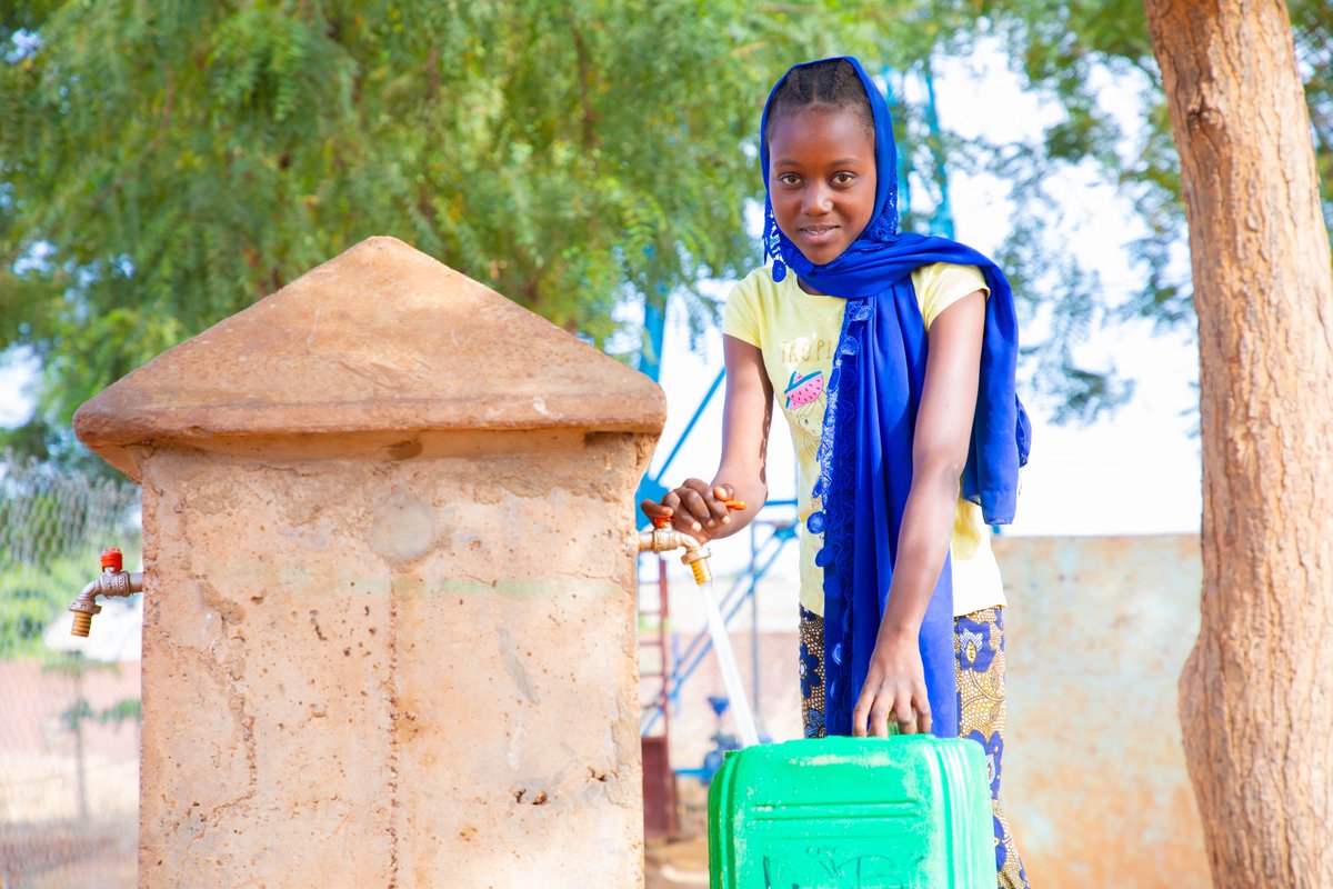 SaveChildrenMLI's tweet photo. L’amélioration de l’accès à l’eau💧💦 dans les écoles permet aux élèves, en particulier les filles, de bénéficier d’un environnement plus sain et plus sûr pour apprendre et s’épanouir.

#leaupropre
#EcoleEpanoui
#SCIMali https://t.co/LADVCT4s4r