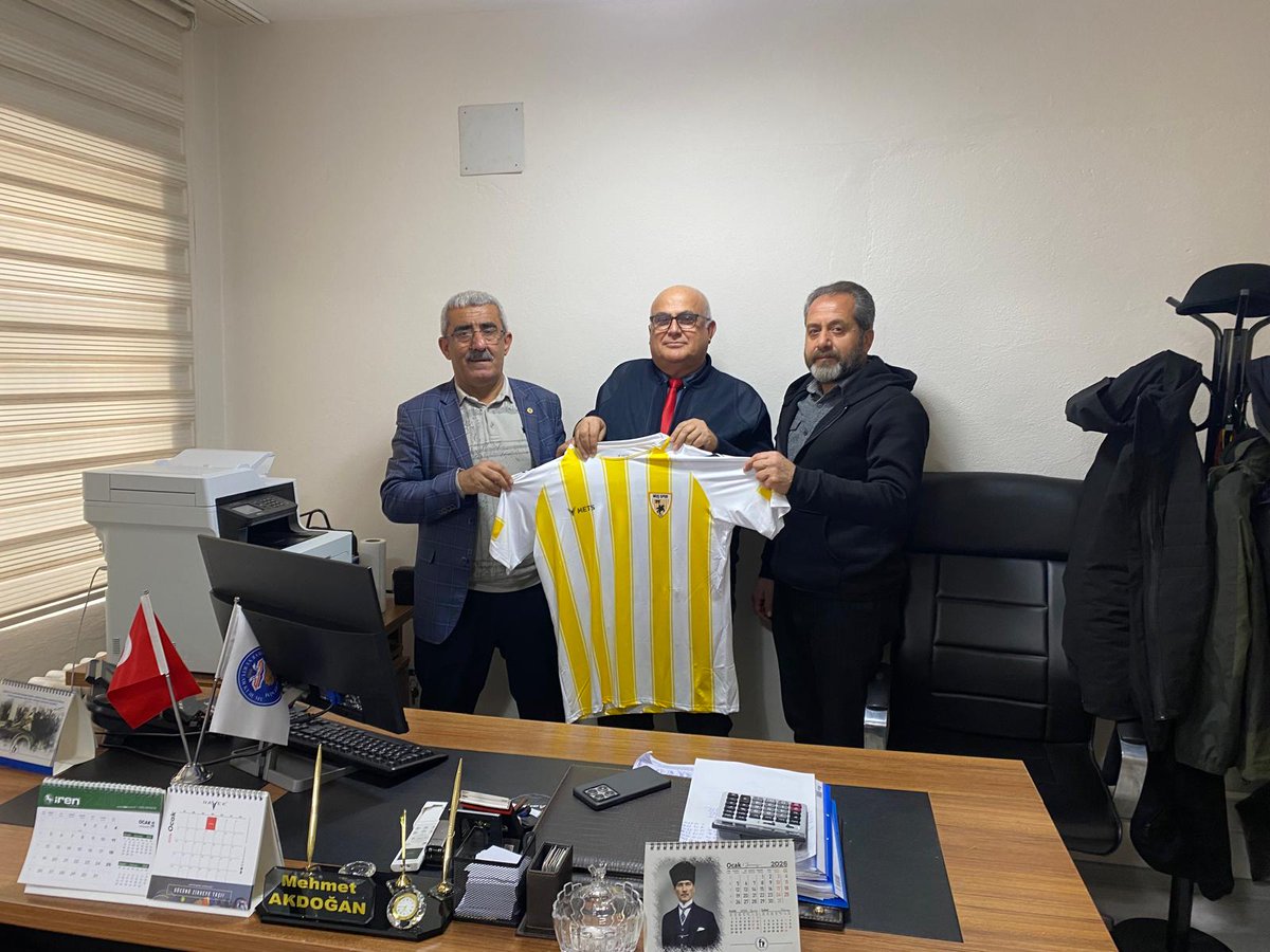 Futbol il Temsilcisi Aytaç Koyuncu, ile Gençlik spor müdürlüğü'nde satın Alma müdürü Mehmet Akdoğan, ı makamında ziyaret ederek muş spor forması takdim ettik ilgisinden dolayı teşkr ederiz <a href="/RTErdogan/">Recep Tayyip Erdoğan</a> <a href="/_cevdetyilmaz/">Cevdet Yılmaz</a> <a href="/OA_BAK/">Dr. Osman Aşkın Bak</a> <a href="/Valiavnicakir/">Avni Çakır</a> <a href="/TCMusValiligi/">T.C. Muş Valiliği</a> <a href="/eminsimsekmus/">Mehmet Emin Şimşek</a> <a href="/CihatAbukan/">Cihat ABUKAN</a>