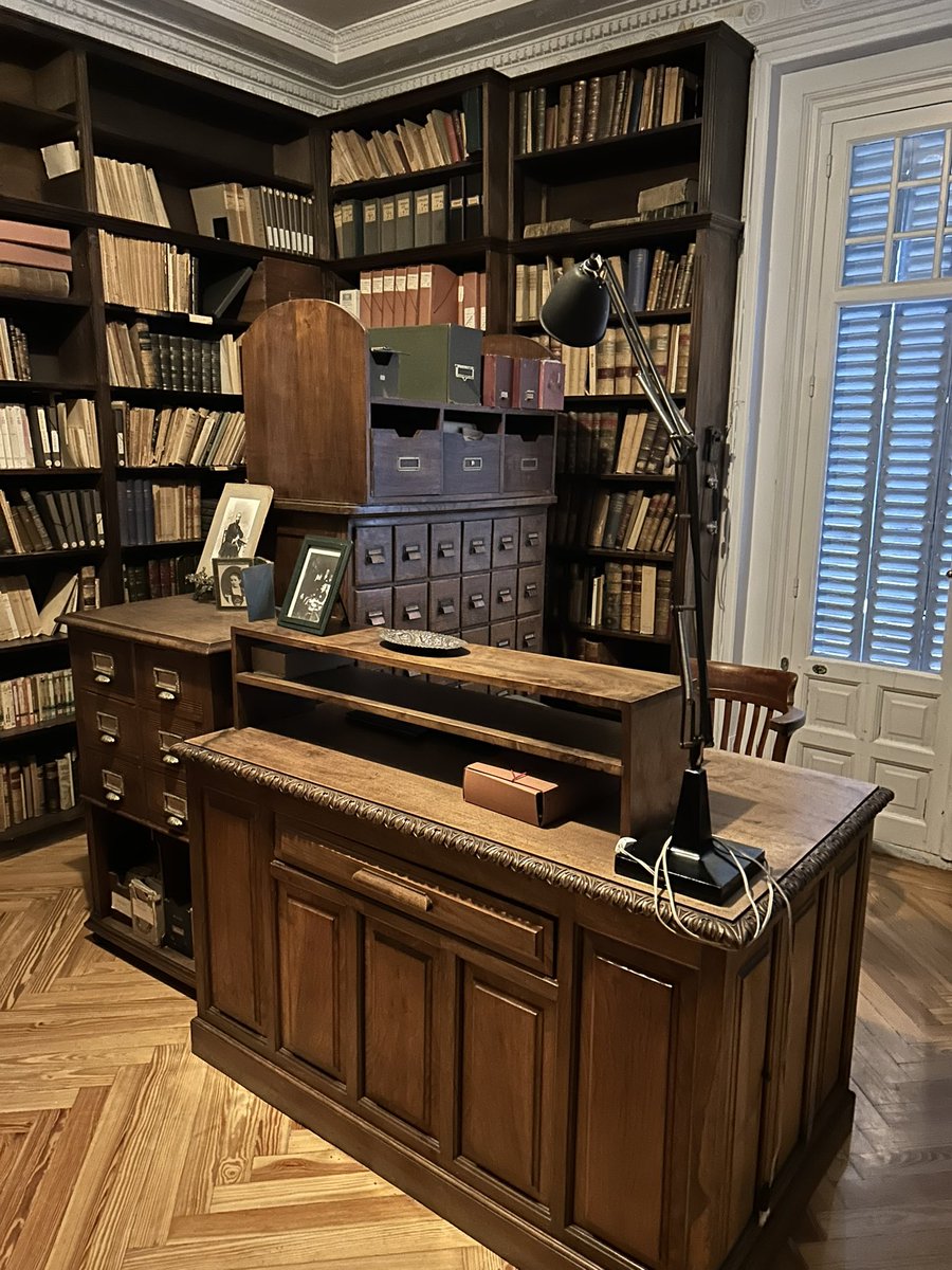 ConoceOtroMad's tweet image. En el antiguo pueblo de Chamartín de la Rosa, donde se encontraban los famosos olivares de esa población, diversos personajes ilustres del siglo XX construyeron sus posesiones, como esta de Ramón Menéndez Pidal, de la que os mostramos su precioso despacho.