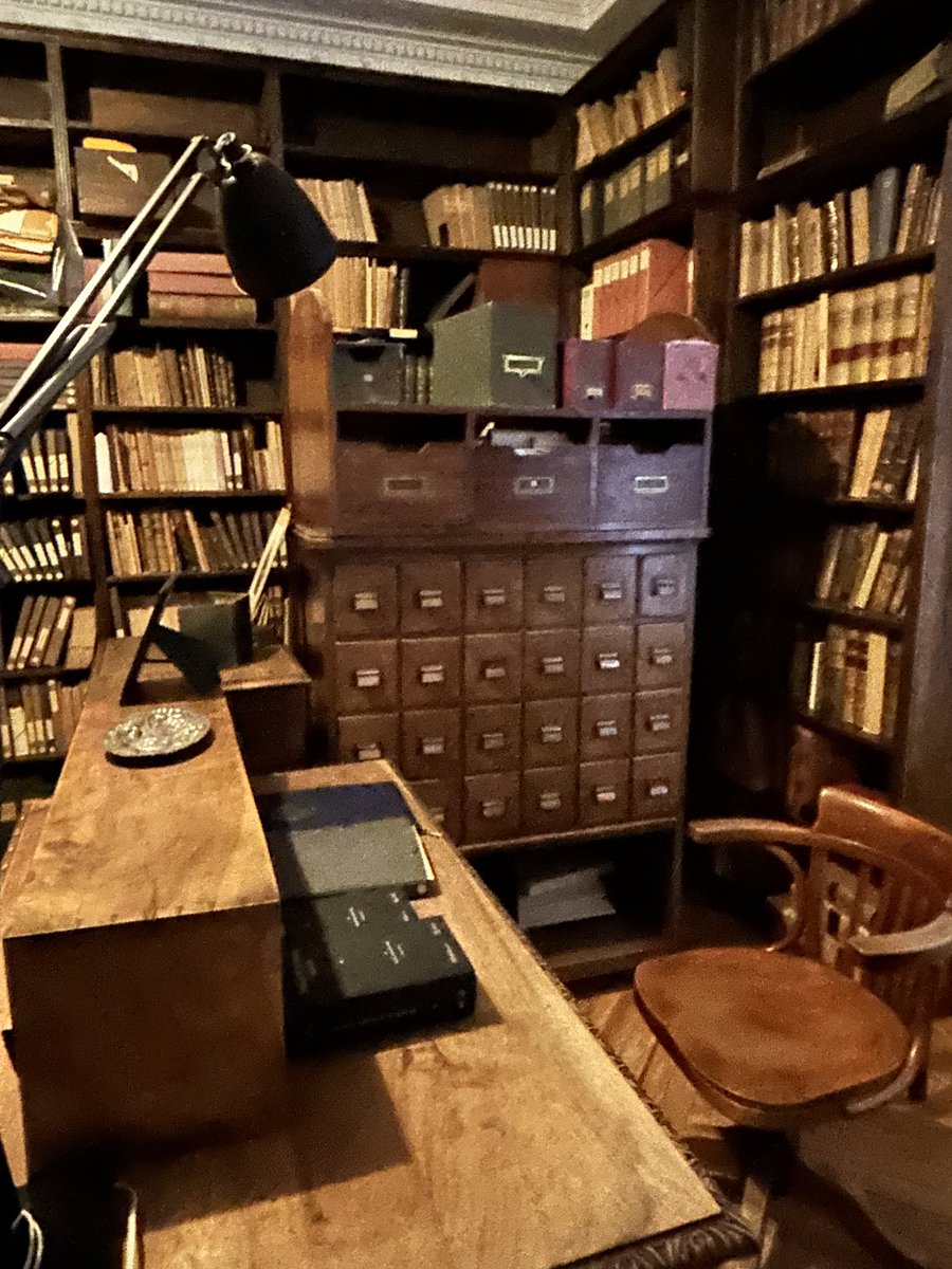 ConoceOtroMad's tweet image. En el antiguo pueblo de Chamartín de la Rosa, donde se encontraban los famosos olivares de esa población, diversos personajes ilustres del siglo XX construyeron sus posesiones, como esta de Ramón Menéndez Pidal, de la que os mostramos su precioso despacho.