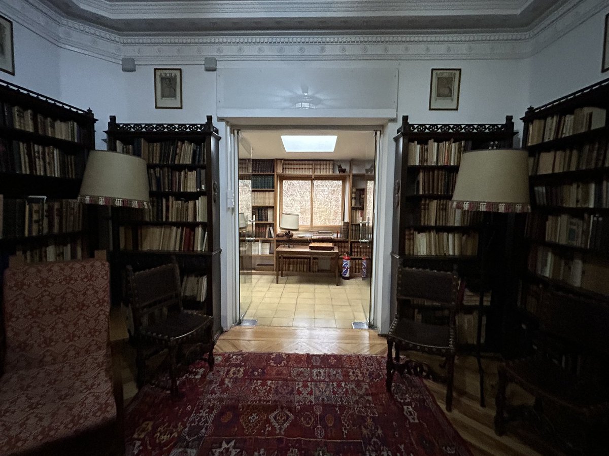 ConoceOtroMad's tweet image. En el antiguo pueblo de Chamartín de la Rosa, donde se encontraban los famosos olivares de esa población, diversos personajes ilustres del siglo XX construyeron sus posesiones, como esta de Ramón Menéndez Pidal, de la que os mostramos su precioso despacho.