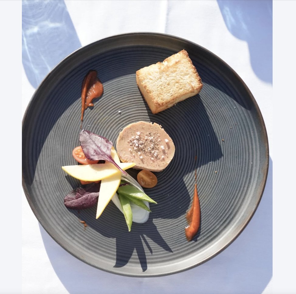 Un instant gourmand au restaurant de la plage Beau Rivage.
Tranche de foie gras accompagnée de son pain brioché… Le plaisir est dans l’assiette.
Profitez de notre nouvelle carte hivernale, de midi à 15h30.