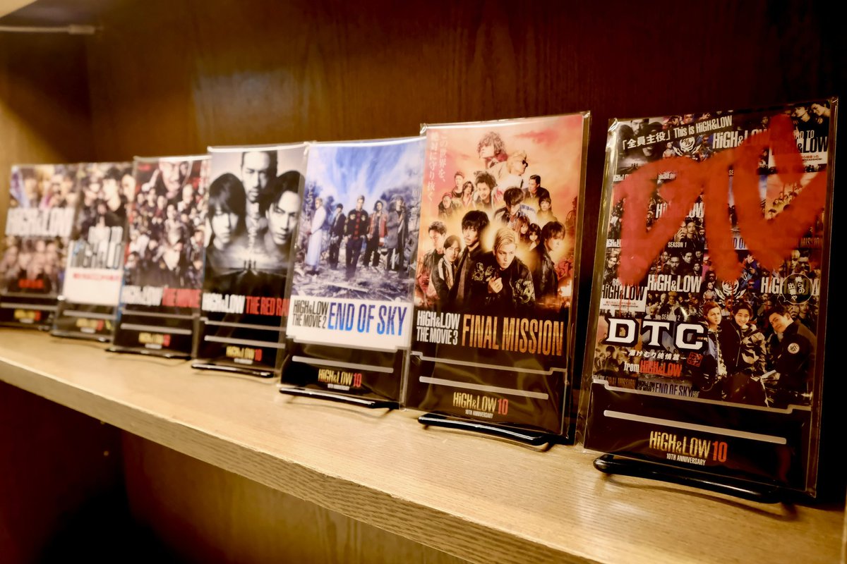 「HiGH&amp;LOW 10th ANNIVERSARY YEAR」
スペシャルコラボレーションカフェ

カフェ内では、コラボレーションカフェの限定グッズや10周年オリジナルグッズを販売中👏

皆さんはどのグッズをゲットしましたか？👀

<a href="/HiGH_LOW_PR/">HiGH&LOW OFFICIAL</a>