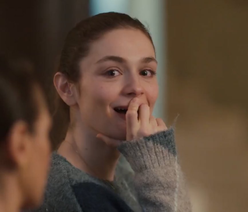 I noticed that Reyhan had no makeup at all in yesterday’s episode, and she still looked breathtakingly beautiful. Imagine how stunning she could be if someone actually cared about her styling and outfits in the show. ♥️

#Veliaht #SerraArıtürk